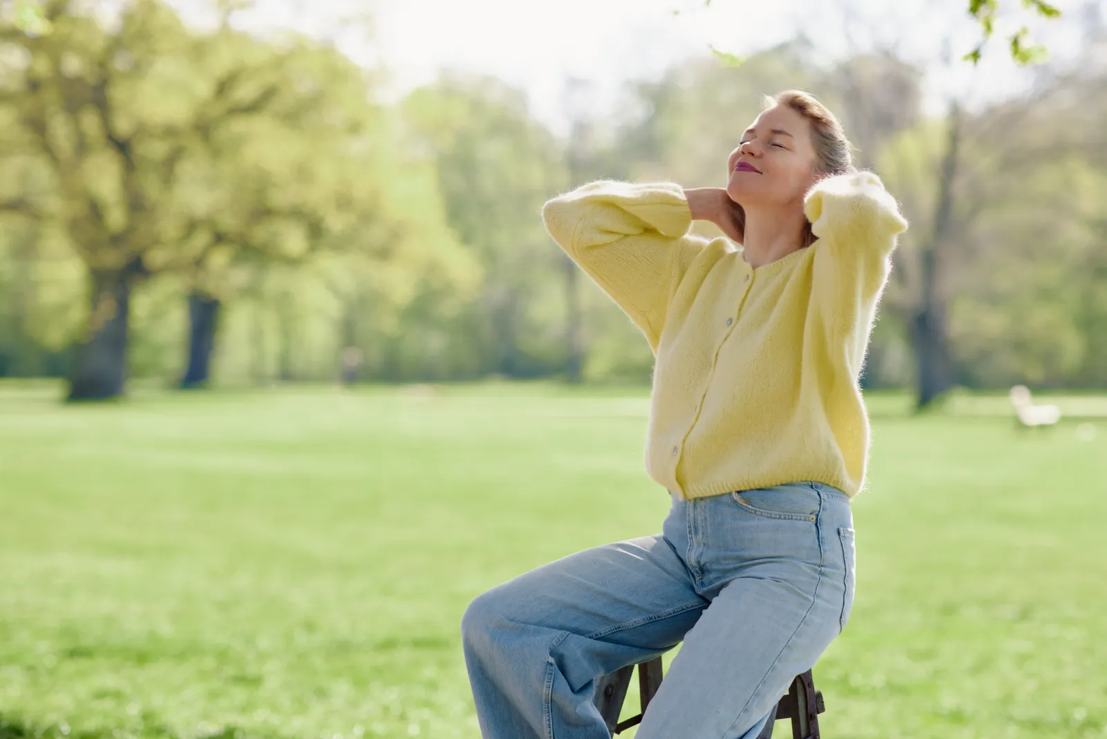Birgit Kappes genießt einen Moment der Lebensfreude im Park